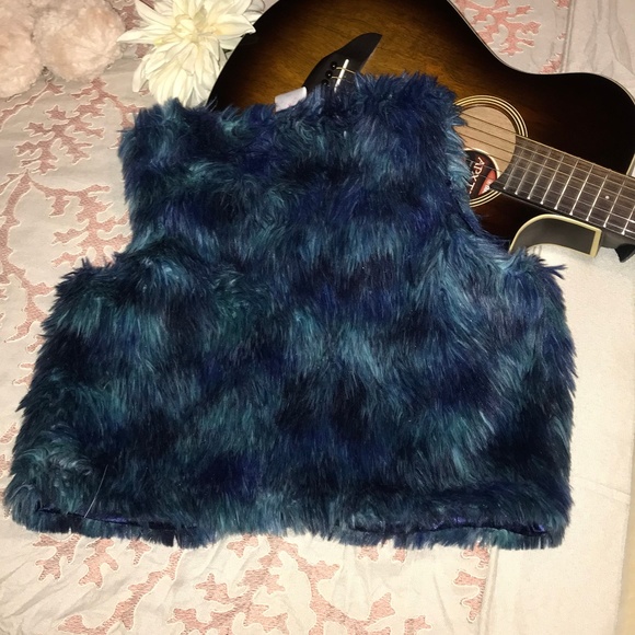 SOLD- Blue faux fur vest Girls 14/16 - Picture 3 of 8